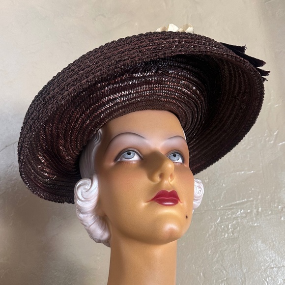 ELEGANT 1940s\' BROWN STRAW WIDE BRIM HAT WITH FABRIC FLOWERS & GROSGRAIN BANDS